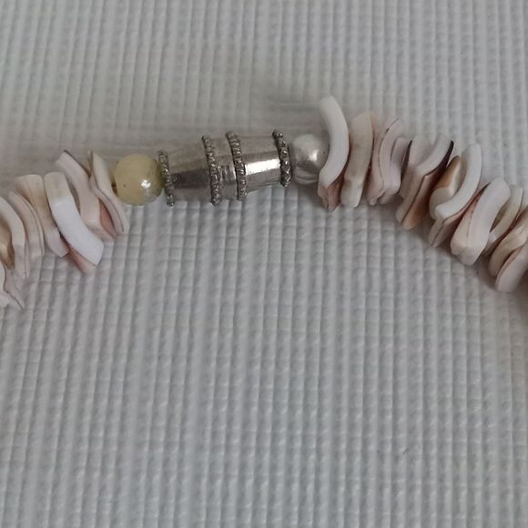 White & Tan Stacked Puka Shell Shards Single Strand Lightweight Choker Necklace - Picture 7 of 8